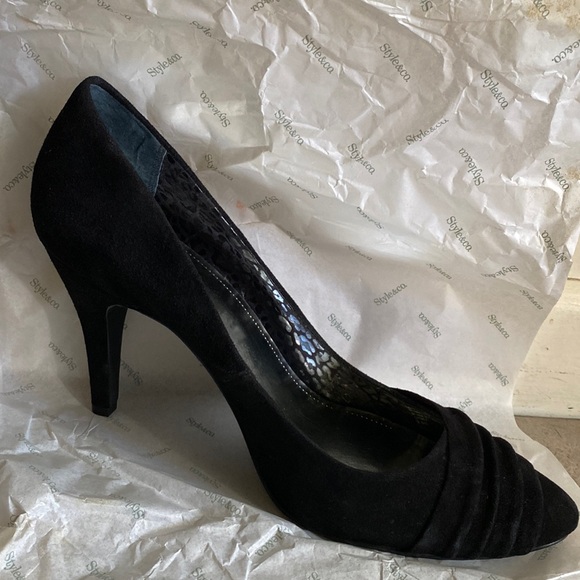 Classic winter black pump by Style & co. Pleated toe design in suede fabric. - Picture 3 of 6